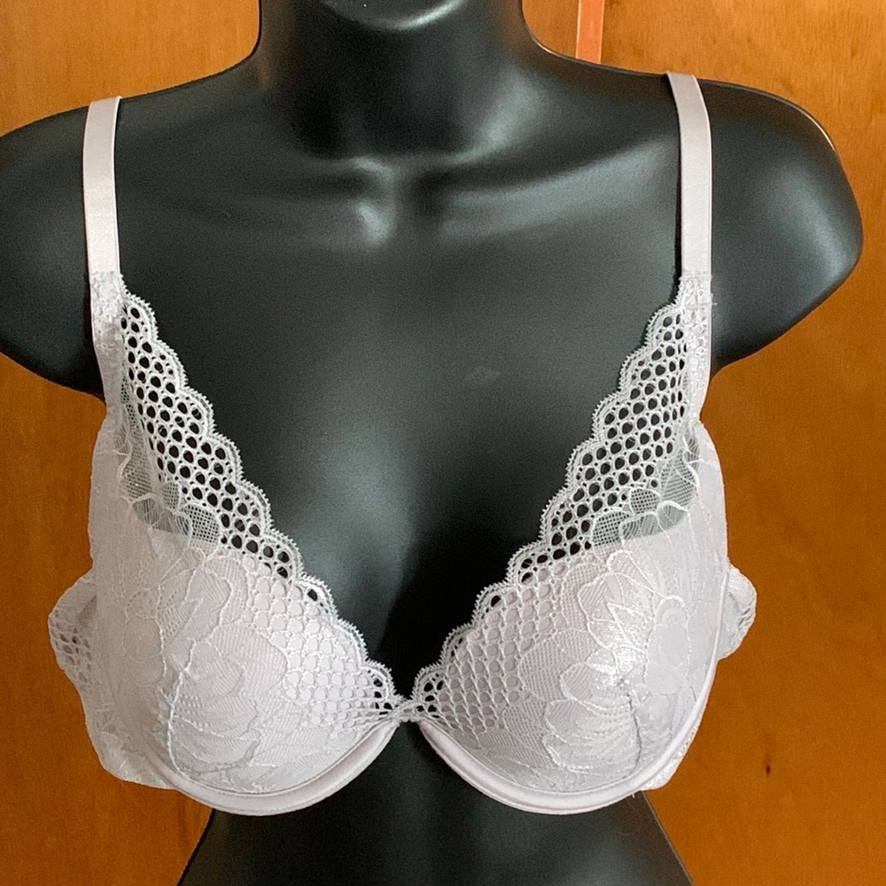 NWOT Lace push-up bra. Deep V plunge